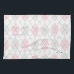 Rosa und graue Raute Muster Monogram Küchentuch<br><div class="desc">Modernes und feminines Küchenhandtuch mit rosa und grauem Raute. Anpassen durch Hinzufügen eines eigenen Monogramms. Dies ist ein personalisiertes Geschenk für die Hauswärmung und ist perfekt als Akzent für Ihre Küche.</div>