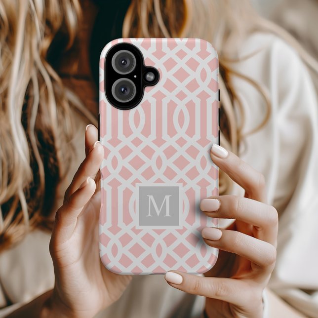 Rosa und graue Trellis Monogramm | Editierbare Far Case-Mate iPhone 14 Hülle (Von Creator hochgeladen)