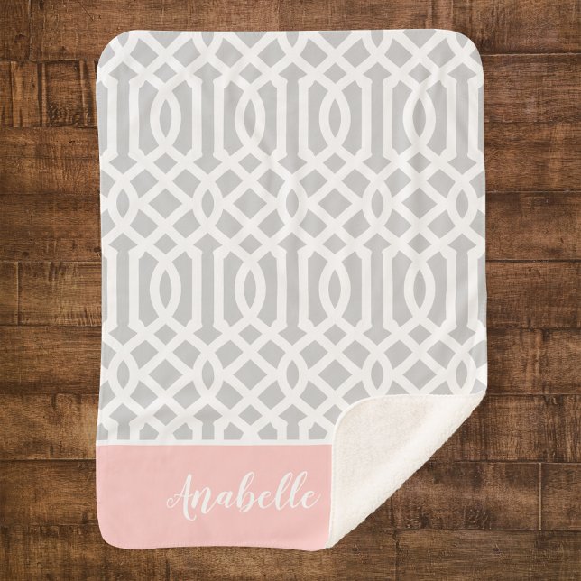 Rosa und graue Trellis Monogramm | Editierbare Far Sherpadecke (Von Creator hochgeladen)