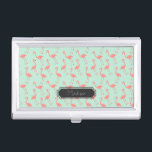 Rosa und grünes Flamingo-Muster | addieren Ihren Visitenkarten Etui<br><div class="desc">Dieses ist ein Zeichnen eines Flamingovogels,  der in ein Muster gemacht wurde. Der Hintergrund ist eine hübsche tadellose Farbe.  Es gibt einen Rahmen im Entwurf,  in dem Sie Ihren Namen drucken lassen können.</div>