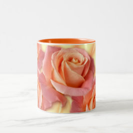 Rosa und korallenrote Rosen Zweifarbige Tasse