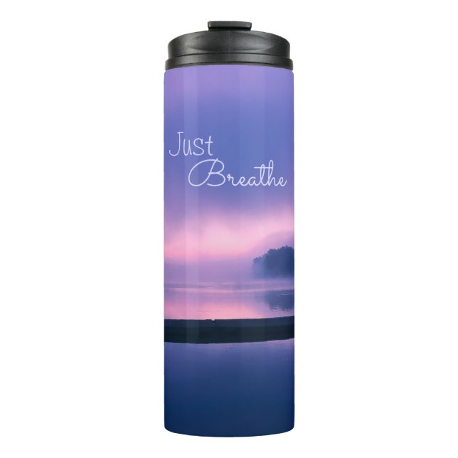 Rosa und Lila Sonnenaufgang über Wasser atmen Thermosbecher (Vorderseite)