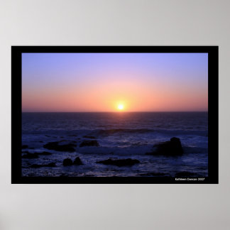 Rosa und Lila Sonnenuntergang über dem Meer Poster