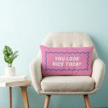 Rosa und Lila Wavy-Frame-Komplimente Lendenkissen<br><div class="desc">Einfach und unterhaltsam, dieses zweiseitig rosa und lila Lumbalkissen verfügt über ein gewelltes Rechteck und zwei verschiedene, aber koordinierende Seiten mit freundlichen Erinnerungen, um die Positivität in Ihrem Leben und Ihrer Zuhause zu verbreiten. Sie können den Text auch für Ihre eigene Nachricht ändern!</div>