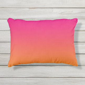 Rosa und orange Ombre Kissen im Freien