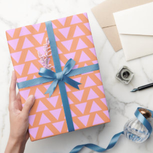 rosa und orangefarbenes, geometrisches Dreieck Geschenkpapier