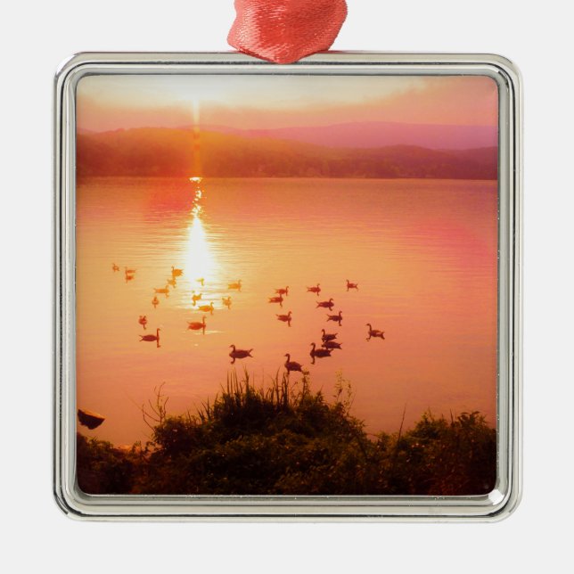Rosa und pfirsichfarbene Seeufer Ornament Aus Metall (Vorne)