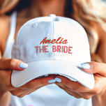 Rosa und Rot Das Brautparty der Braut Personalisie Bestickte Baseballkappe<br><div class="desc">Roter Skriptname mit einer rosa Beschreibung von "The Bride" bestickt Baseballhut-Kappe.</div>