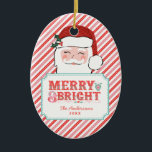 Rosa und Rot | Merry & Bright Keramik Ornament<br><div class="desc">Dieser Weihnachtsschmuck hat ein fröhliches Santa-Design mit Text,  der "Merry & Bright" sagt. Sie können mit Ihrem Namen und Jahr am Ende personalisieren. Auf der Rückseite befindet sich ein weiteres koordinierendes rosa und rotes diagonales Stripmuster.</div>