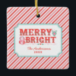 Rosa und Rot | Merry & Bright Keramikornament<br><div class="desc">Dieser Weihnachtsschmuck zeichnet sich durch ein fröhliches Design mit Text aus,  in dem "Merry & Bright" steht. Sie können mit Ihrem Namen und Jahr am Ende personalisieren. Auf der Rückseite befindet sich ein weiteres koordinierendes rosa und rotes diagonales Stripmuster.</div>