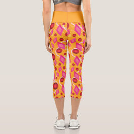 rosa und rote Edelsteine und gelbes Hintergrundmus Capri Leggings