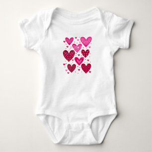 Rosa und rote gemusterte Herzen Baby Strampler