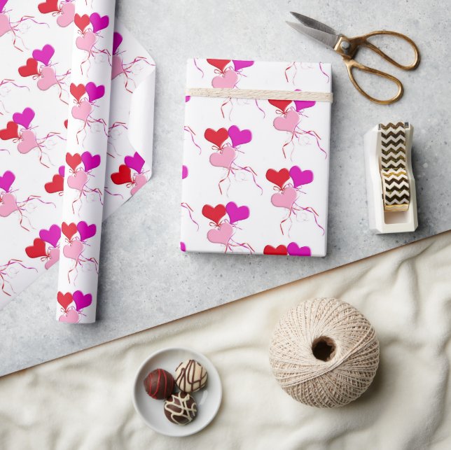 Rosa und rote Herzblasen auf Weiß Geschenkpapier (Kunsthandwerk)
