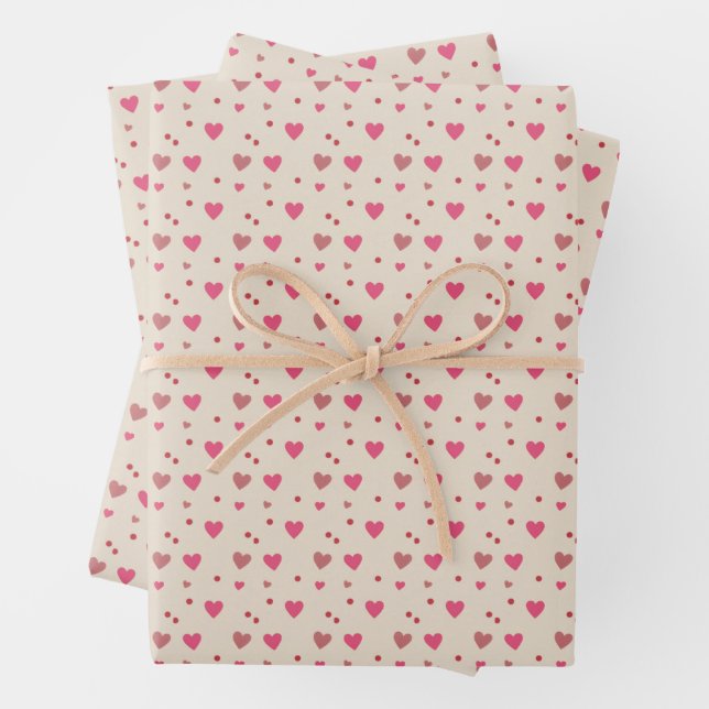Rosa und rote Herzen und Punkte auf Creme Valentin Geschenkpapier Set (Beispiel)