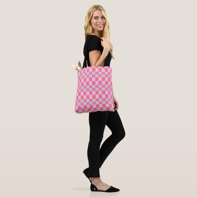 Rosa und sandbeige retro Karomuster Tasche (Am Model)