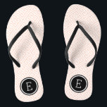 Rosa und schwarz-griechisches Schlüsselmonogramm Flip Flops<br><div class="desc">Maßgeschneiderte,  bedruckte Flop-Sandalen mit einem stilvollen,  modernen griechischen Schlüsselmuster und einem eigenen Monogramm oder einem anderen Text in einem Kreisrahmen. Klicken Sie auf Anpassen,  um Schriftart und Farben zu ändern oder eigene Bilder hinzuzufügen,  um ein einzigartiges Design zu erstellen!</div>