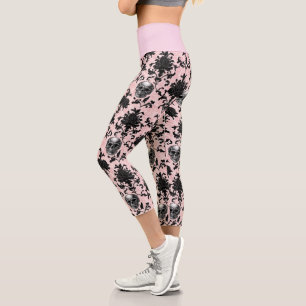 Rosa und schwarze gotische Totenköpfe und Rosen Capri Leggings