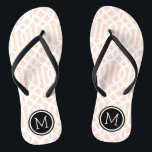 Rosa und schwarze Trellis Flip Flops<br><div class="desc">Maßgeschneiderte, bedruckte Flop-Sandalen mit einem stilvollen, modernen Trellis-Muster und einem eigenen Monogramm oder einem anderen Text in einem Kreisrahmen. Klicken Sie auf Anpassen, um Schriftart und Farben zu ändern oder eigene Bilder hinzuzufügen, um ein einzigartiges Design zu erstellen!</div>