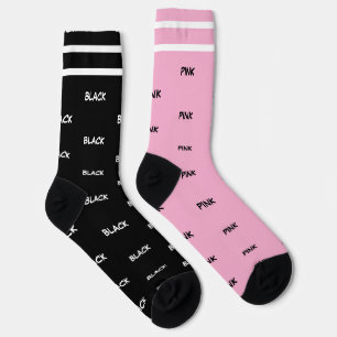 Rosa und schwarze weiße Streifen-Typografie Socken