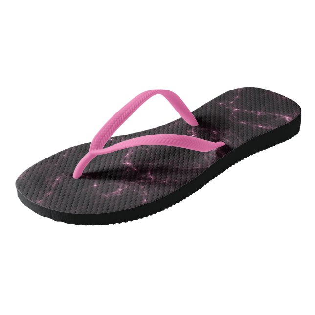 Rosa und schwarzer Marmor Abstrakter Swirl Flip Flops (Schrägansicht)