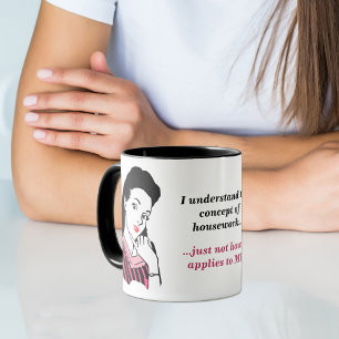 Rosa und schwarzes lustiges Hausarbeitskonzept Tasse