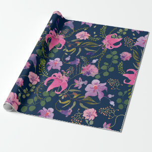 Rosa und violette Blume mit grünen Blätter auf der Geschenkpapier