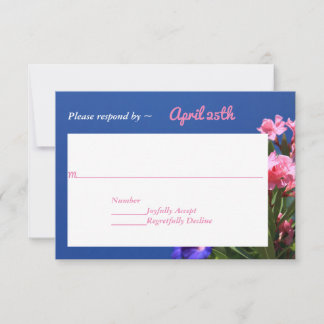 Rosa und violette Blumen auf Blue Country Wedding RSVP Karte