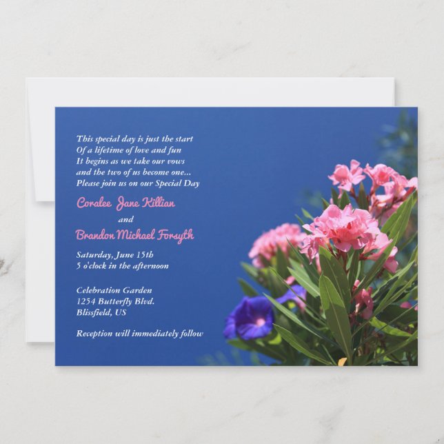 Rosa und violette Blumen auf Deep Blue Country Wed Einladung (Vorderseite)