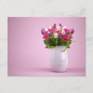 Rosa und violette Tulpen in weißer Vase Postkarte