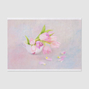 Rosa und violette Tulpen mit antiker Teetasse Seidenpapier