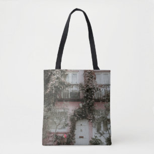 ROSA UND WEISS GESTRICHENES HAUS BEWACHSEN MIT PFL TASCHE