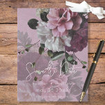 Rosa und weiße Blumen Moderne Save the Date Ankündigungspostkarte<br><div class="desc">Dieses Design ist modern und romantisch,  mit einem schönen Hintergrund aus rosafarbenem Lila pink,  silber überzogen. Ein wunderschönes,  dreidimensionales Weiß,  staubiges Rosa und ein Blumenspray mit Maronwein und Grün sorgen für eine Touch. Erstellt von der einfachen Farmhouse Press.</div>