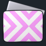 Rosa und weiße Chevrons Computerschlacke Laptopschutzhülle<br><div class="desc">Wechselnde rosa und weiße Chevronen (V-Formen) konvergieren in diesem femininen geometrischen Muster,  das von Grund auf geschaffen wurde. Digitales Bild. Copyright © 2012 Claire E. Skinner. Alle Rechte vorbehalten.</div>