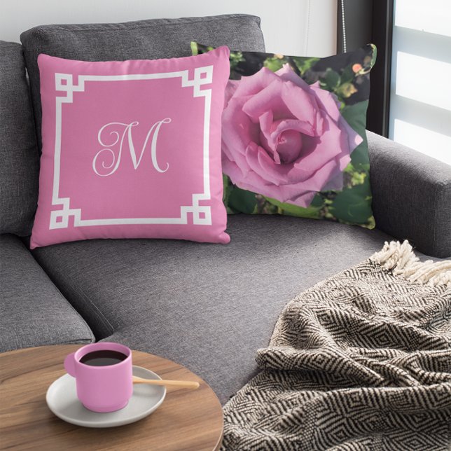 Rosa und weiße Monogramm, griechisches Foto für di Kissen (Your monogram on the front of this pillow... your photo on back.)