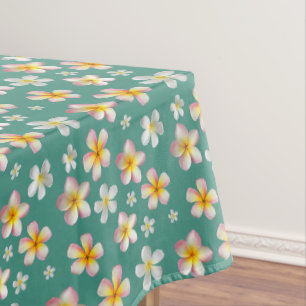 Rosa und weiße Plumeria Blume auf Aquamarin Tischdecke