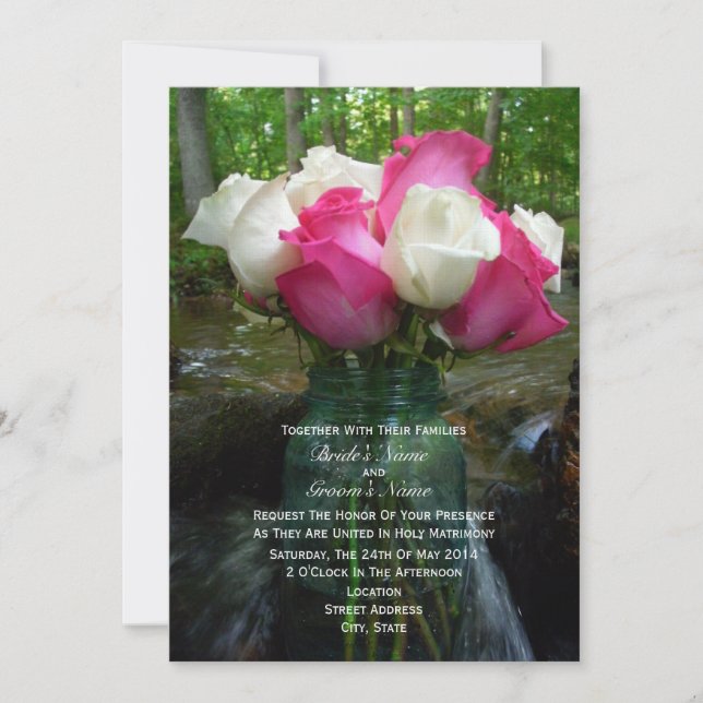 Rosa und weiße Rosen in Mason Jar über Wasserfall Einladung (Vorderseite)