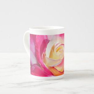 Rosa und weiße Rosenblütendrucke Prozellantasse