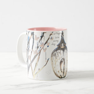 Rosa und weiße Schmetterlinge und metallische Late Zweifarbige Tasse