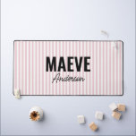 Rosa und weiße Streifen personalisiert, modern und Schreibtischunterlage<br><div class="desc">Moderne minimale Typografie mädchenhaft rosa und weiße Streifen elegante personalisierte Geschenktafel Design.</div>