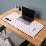 Rosa und weiße Streifen personalisiert, modern und Schreibtischunterlage<br><div class="desc">Moderne minimale Typografie mädchenhaft rosa und weiße Streifen elegante personalisierte Geschenktafel Design.</div>