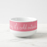 Rosa und weißes Baby Es ist kalt draußen Suppenarm Große Suppentasse<br><div class="desc">Feiern Sie die coolen Wintermonate mit diesem bezaubernden Suppenkrug! Set auf einem hellrosa Hintergrund,  diese Tasse zeigt das Sprichwort "Baby es ist kalt draußen" in einem hübschen,  weißen Schriftart!</div>