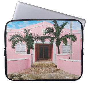 Rosa und weißes Betonhaus in der Nähe von grünen B Laptopschutzhülle