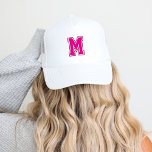 Rosa Varsity Monogram Truckerkappe<br><div class="desc">Lassen Sie Ihre sportliche Seite mit einer maßgeschneiderten Baseballkappe mit einem kühnen Monogramm-Brief im Stile eines Kollegiums ausklingen. Personalisieren Sie es mit Ihren Lieblingsfarben, um Ihr Sportteam oder Ihren persönlichen Stil für ein einzigartiges Aussehen, das Sie... Ideal für Spieltage, lässige Ausflüge oder als ein einmaliges Erlebnis für Fans und Sportler....</div>