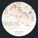 Rosa Vintage Birdcages Floral Baby Shocker Runder Aufkleber<br><div class="desc">Rosa Vintage Birdcages Blumenspulenaufkleber Eine Illustration von Vintagen Vogelkäfigen,  Vögeln,  Herzen auf Saiten und Blume. Ein Dankeschön für ein Vintages,  romantisches und blumengeschmücktes Party.</div>