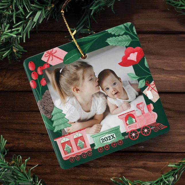 Rosa Vintager Zug Weihnachtsbaum Delivery Foto Keramikornament (Pink Vintage Train Christmas Tree Delivery Photo Ceramic Green Ornament)