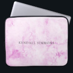 Rosa Wasserfarbe Elegante Laptopschutzhülle<br><div class="desc">Eleganter Laptop-Ärmel mit Ihrem Namen über einem handgemalten rosa Aquarellhintergrund.</div>