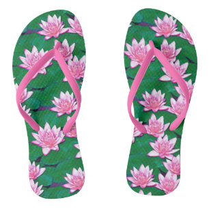 Rosa Wasserläufe auf einem Pool Flip Flops