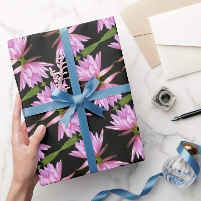Rosa Wasserlilie mit schwarz und grün - Blüten Geschenkpapier (Schenken)