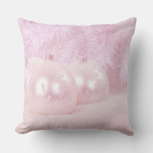 Rosa Weihnachtsbälle auf Schnee und Rosa Hintergru Kissen