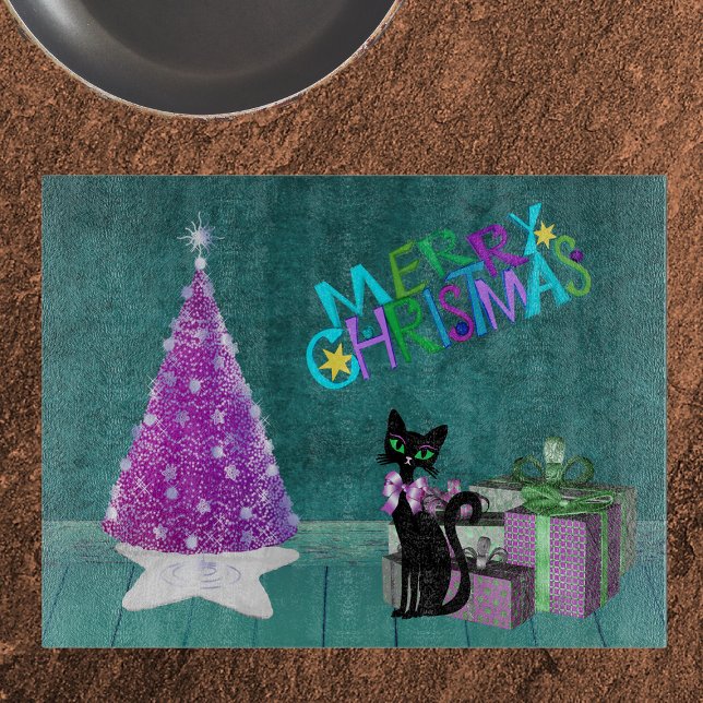 Rosa Weihnachtsbaum Schwarze Katze Eingepacktes Ge Schneidebrett (Pink tree black cat with bow wrapped presents in teal coloured room on Christmas glass cutting board)